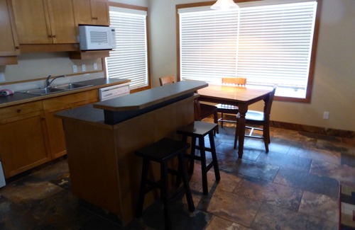 East Kootenay Ski Chalet | 2 Hot Tubs and 2 Kitchens! Large and Conveniently located.