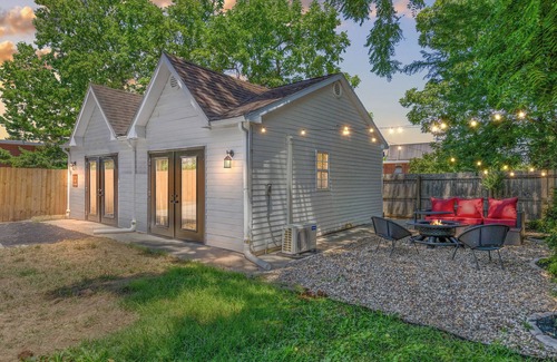 Georgetown House | 2 Hot Tubs/Private Bar/Pickleball & Basketball Ct/2Kitchens/5 Full Bathrooms