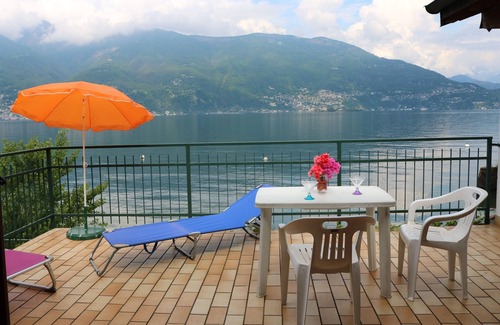 Zenna House | 2 bedroom house in small residence right on the beach