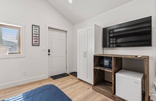 St. Charles Cabin | #2 Jeep Cabin! Newly Remodeled! AC! Sleeps 4!