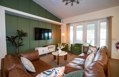 Clermont House | 2 King 2 Twin 1 Queen Enormous Deck 3 BD Lakeview House at Waterfront Park