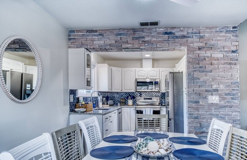Whitfield House | 2 King bed, heated pool, game room, close to SRQ