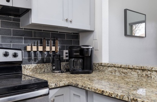South Lamar House | 2 King Beds -Close to Downtown - Private Backyard