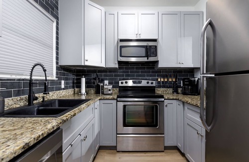 South Lamar House | 2 King Beds -Close to Downtown - Private Backyard