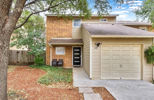 South Lamar House | 2 King Beds -Close to Downtown - Private Backyard