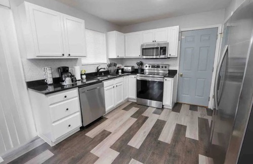 Independence House | 2 King beds; The Sunset house/4bd/2 1/2 baths