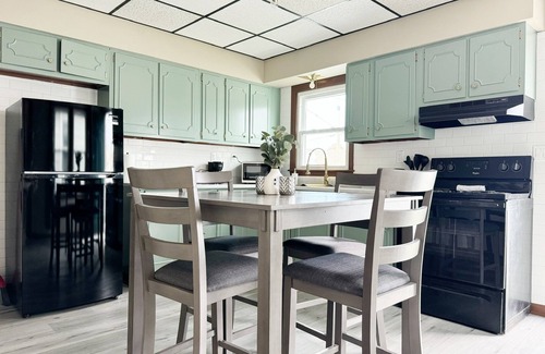 Evansville House | 2 KING BR/1BA In Evansville, IN Fenced in Yard. Fast wifi. Washer and Dryer