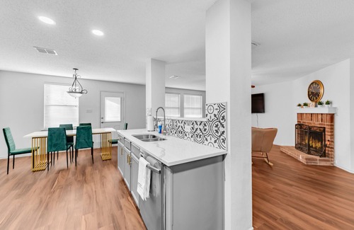 Anna House | 2 King ! Newly renovated w/8 beds sleeps upto 16 people