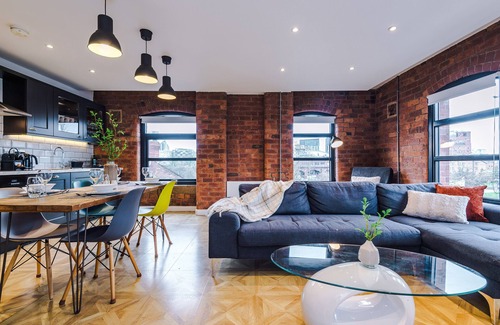Leeds City Center Apartment | 2 King Size Beds in Manhattan styled Oversize Loft