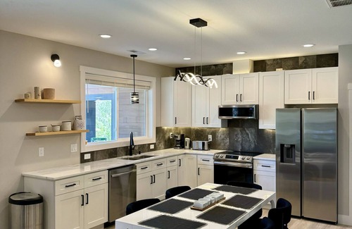 Leicester House | 2 King Sized Master BR Suit - 13 Min to Downtown - West Asheville