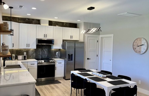 Leicester House | 2 King Sized Master BR Suit - 13 Min to Downtown - West Asheville