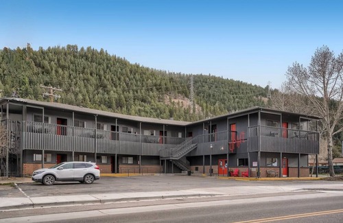 Clear Creek County Hotel | 2 King Suite, Boutique Mountain Motel near hiking & MTB park in Idaho Springs