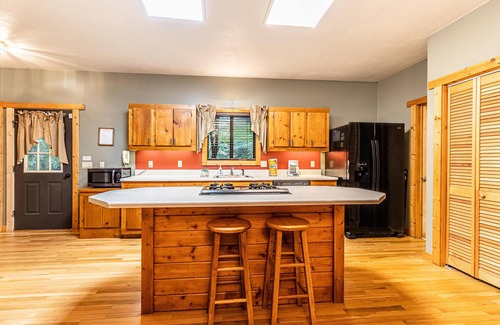 Bryson City Cabin | 2 King Suite/Pastoral & Mtn View/Hot Tub/Wi-Fi