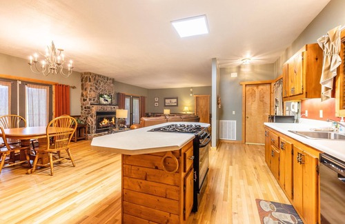 Bryson City Cabin | 2 King Suite/Pastoral & Mtn View/Hot Tub/Wi-Fi