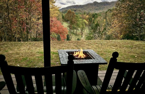 Bryson City Cabin | 2 King Suite/Pastoral & Mtn View/Hot Tub/Wi-Fi