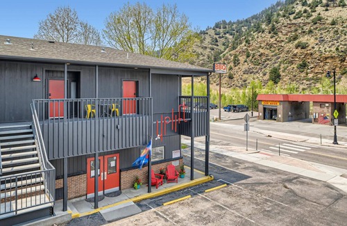 Idaho Springs Hotel | 2 King Suite w/Private Bedroom in Boutique Mtn Motel