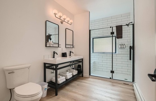 Idaho Springs Hotel | 2 King Suite w/Private Bedroom, Balcony in Boutique Mtn Motel