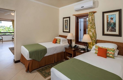 Maynards Hotel | 2 Large Units with Kitchenettes! FREE Parking! Short Drive to Mahogany Bay!