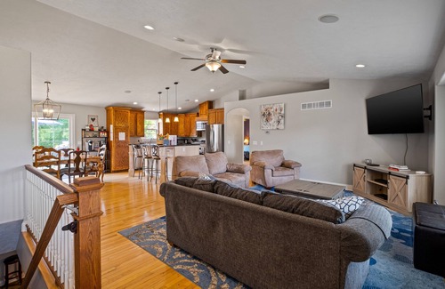 Dorr House | ★2-Level Deck: Huge Pool/Hot Tub Game Room/Billiards Fire Pit & more!
