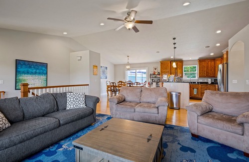 Dorr House | ★2-Level Deck: Huge Pool/Hot Tub Game Room/Billiards Fire Pit & more!
