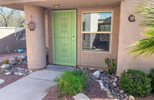 Old Fort Lowell House | 2 Master bedrooms - Serene Neighborhood - Close to TMC and The Loop