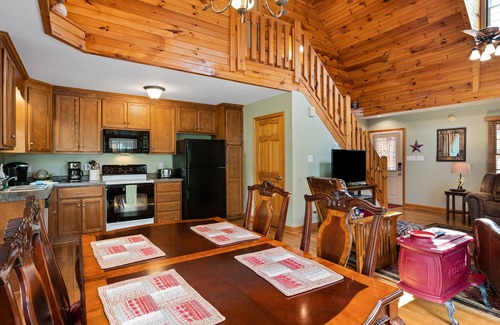 Valley Creek Run Cabin | 2 Master Suites - Clean - Cozy - WiFi - Elk - Covered Porch - ezAccess - 5 Stars