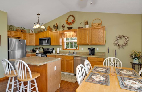 Maggie Valley House | 2 Master Suites - Mountain Views Every Room - Hot Tub - Fire Pit - Clean & Cozy!