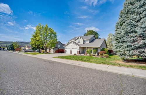 South Richland House | 2 Mi to Badger Mountain Hot Tub Haven!