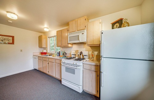 Seattle Metro Area Apartment | 2 Mi to Burien: Peaceful Studio w/Deck!