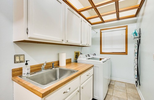Temple Crest House | 2 Mi to Busch Gardens: Retreat in Scenic Community