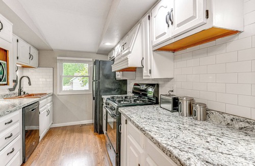 Lansing Apartment | ~ 2 Mi to Downtown: Bright Apt in Lansing!