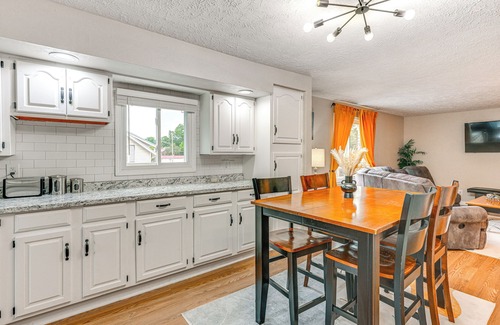 Lansing Apartment | ~ 2 Mi to Downtown: Bright Apt in Lansing!
