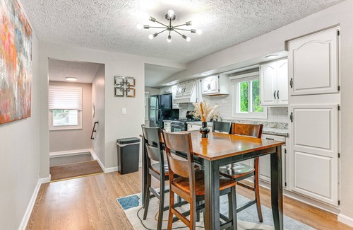 Lansing Apartment | ~ 2 Mi to Downtown: Bright Apt in Lansing!
