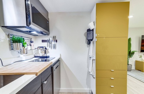 City Park Apartment | 2 Mi to Downtown Denver: Stylish Gem w/Fireplace!