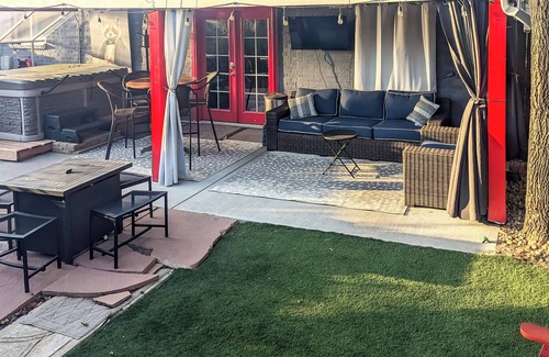 Edgewater House | 2 Mi to Dtwn: Home w/Hot Tub in Denver!