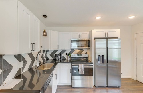 Greater East End Apartment | 2 Mi to Dtwn & Shell Energy Stadium: Urban Escape