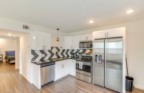 Greater East End Apartment | 2 Mi to Dtwn & Shell Energy Stadium: Urban Escape