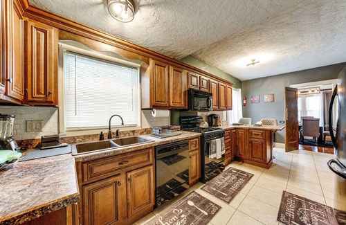 Joliet Apartment | 2 Mi to Dtwn: Spacious Apartment in Joliet