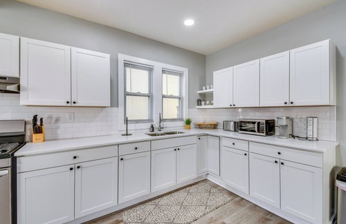 Syracuse Apartment | 2 Mi to Dtwn: Syracuse Gem w/Screened Porch