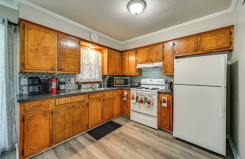 Greenville House | < 2 Mi to ECU & Medical District: Retreat w/Patio