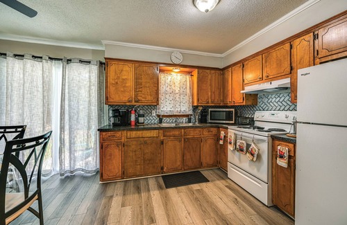 Greenville House | < 2 Mi to ECU & Medical District: Retreat w/Patio
