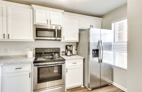 Hinesville Condo | 2 Mi to Fort Stewart: Modern Hinesville Haven