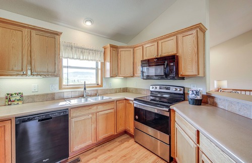 Innsbruck Val Moritz House | < 2 Mi to Granby Ranch: Home w/Hot Tub & Decks!