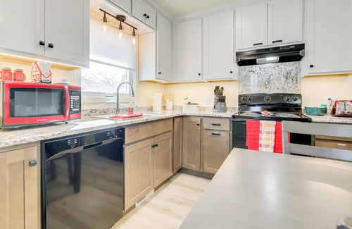 Manitowoc House | 2 Mi to Lake Michigan: Family-Friendly Home