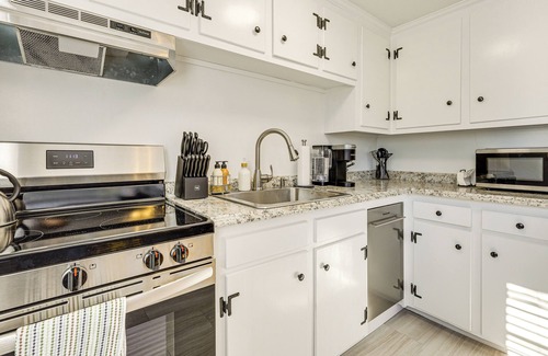 Teaticket House | 2 Mi to Main St Falmouth: Cape Cod Home
