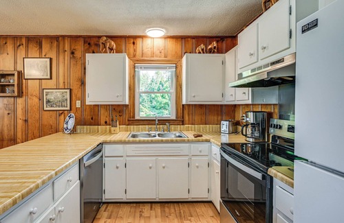 Oak Grove House | 2 Mi to Oak Grove Racing & Gaming: Home on 1 Acre