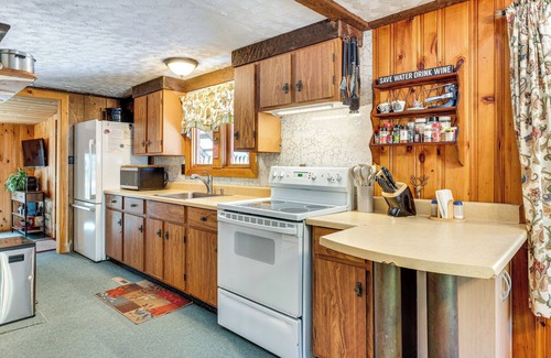 Freedom Cabin | 2 Mi to Ossipee Lake: Forest-View Sanctuary!