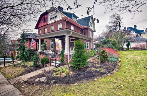 Reading House | 2 Mi to Reading Pagoda: Spacious Home w/Deck!