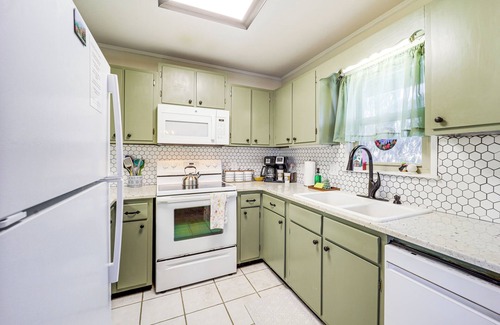 Charter Hills Cabin | 2 Mi to Skiing: Blue Ridge Mtn Cabin w/Hot Tub!