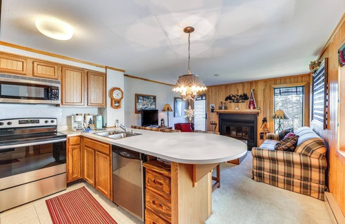 Snowshoe House | 2 Mi to Snowshoe Resort: Townhome w/Deck!